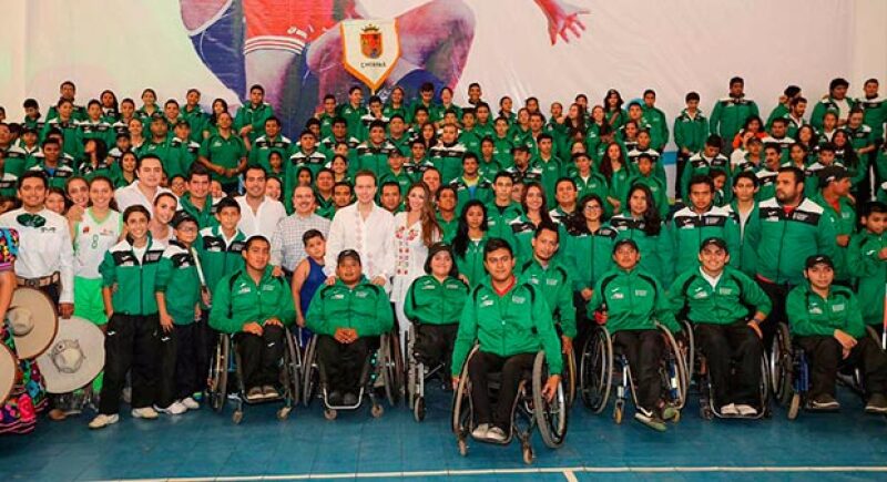 Mi esposa y yo le deseamos mucho éxito a deportistas que representarán a #Chiapas en la justa Olímpica de #NuevoLeón, tuiteó Velasco junto a la fotografía.