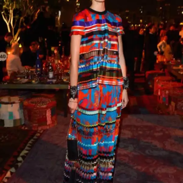 La modelo en la gala de Vogue fashion Dubai Experience en un vestido de Roberto Cavalli.