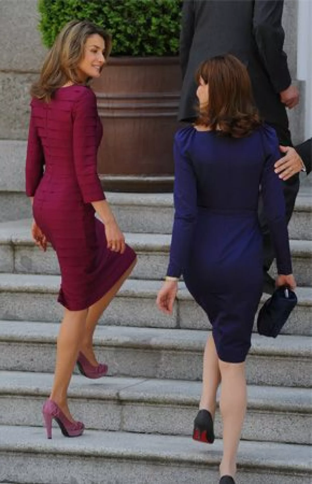 Letizia llevó un diseño de Felipe Varela mientras que Carla no decepcionó con un Dior.