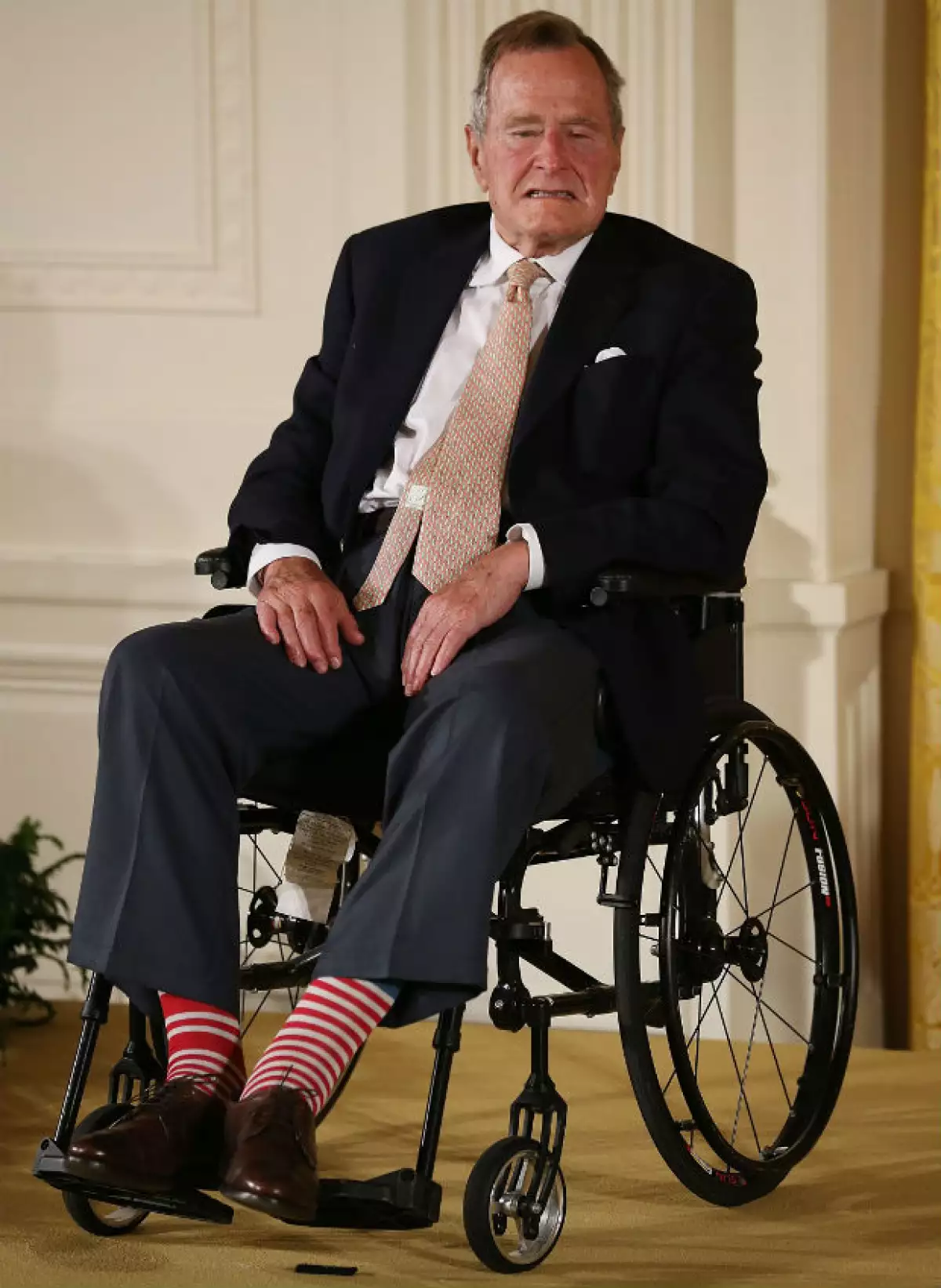 El ex presidente de Estados Unidos fue trasladado el martes en ambulancia a un hospital en Houston, donde llegó con problemas respiratorios. Hoy sigue bajo observación.