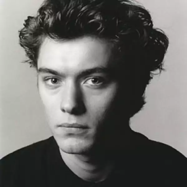 1997 (25 años). Su carrera fue catapultada en 1994 en la película `Shopping´ y desde entonces ha protagonizado más de 20 filmes. En dicha producción comparte créditos con la actriz y modelo Sadie Frost, quien luego se convirtió en su esposa.