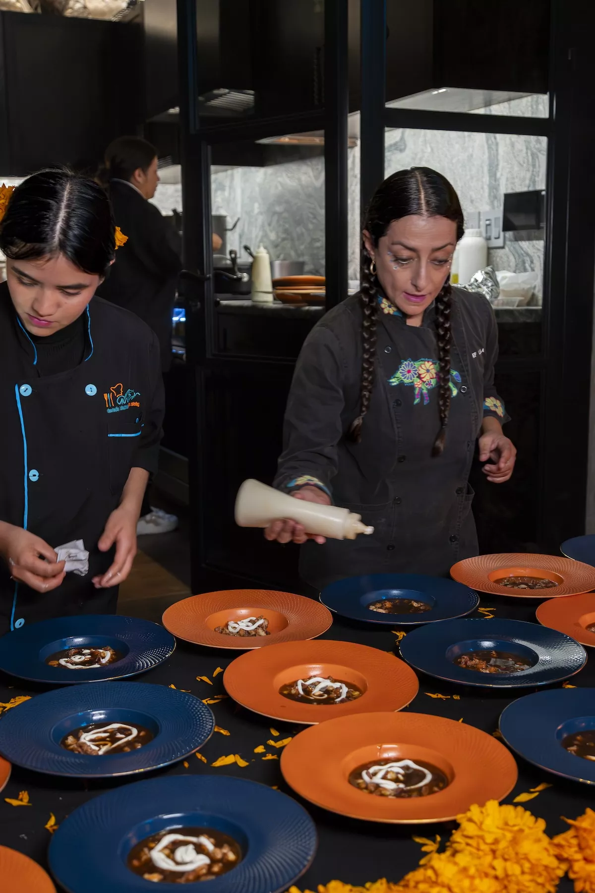 Invitados a la cena y fiesta de Día de Muertos de Tequila Casa Dragones en San Miguel de Allende