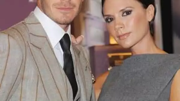 David Beckham iba a ser presentado en Milán por una guapa periodista deportiva, pero su mujer no lo permitió.