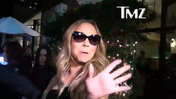 Interceptada por los paparazzi, la artista trató de mostrarse lo más diva posible, sin embargo, su pose se vino abajo al subirse a su camioneta y se pegara fuertemente.