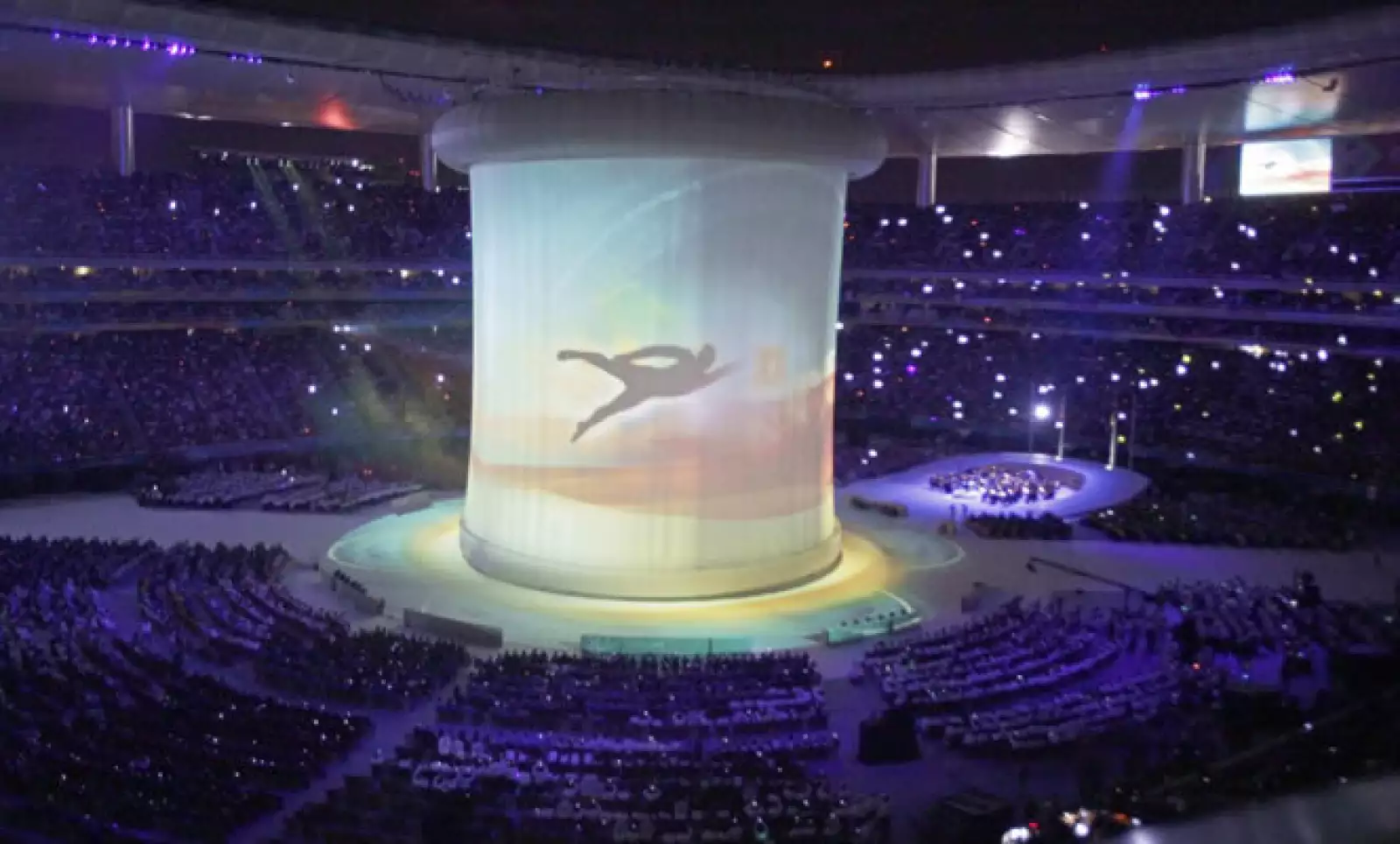 De lo alto del estadio bajó una pantalla gigante donde se reflejaban los deportes que tendrá esta justa. Además se mostró el recorrido del fuego panamericano desde el encendido en Teotihuacán hasta la entrada a Jalisco.