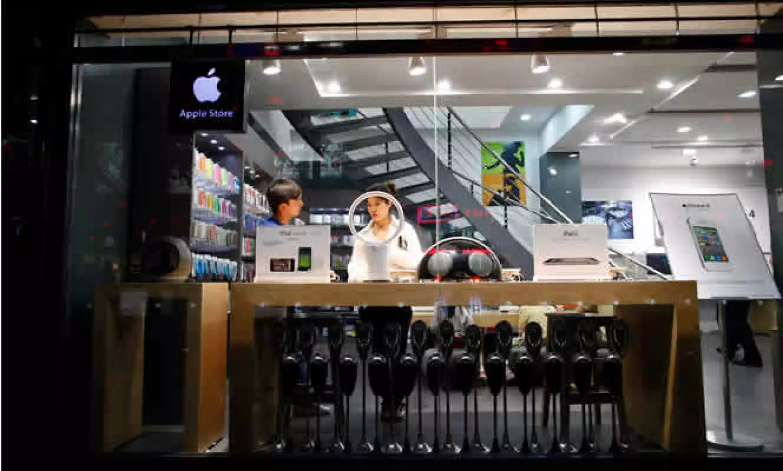 Las autoridades estudian si la firma de la manzana solicitó que sus diseños en tiendas quedarán protegidos.