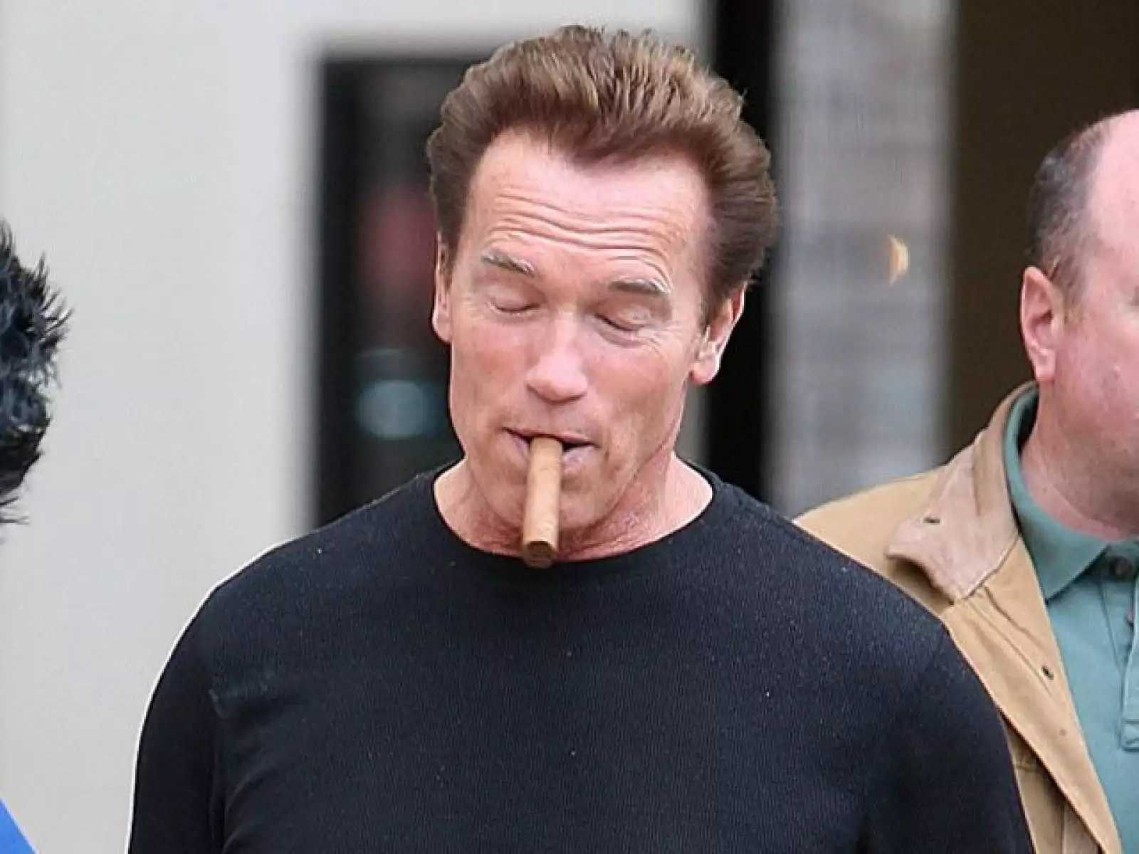 Arnold Schwarzenegger fue captado en Beverly Hills disfrutando de un puro muy tranquilo.