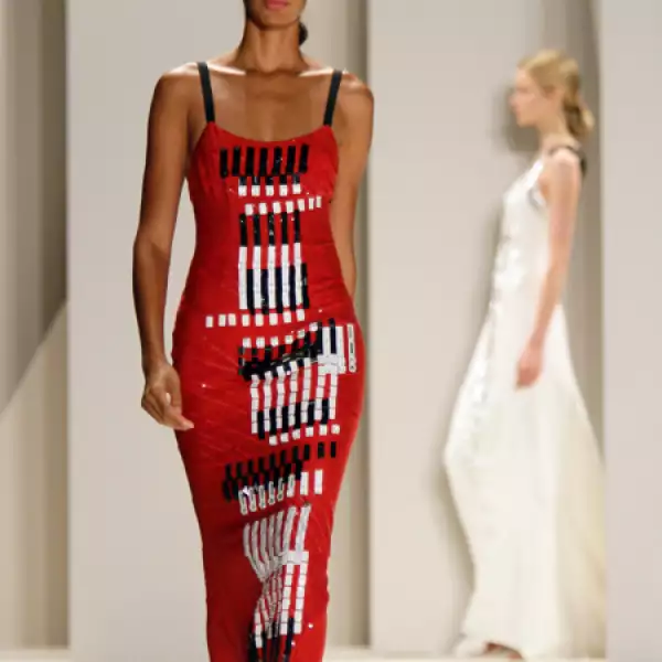 Motivos geométricos se imprimieron en vestidos de noche.