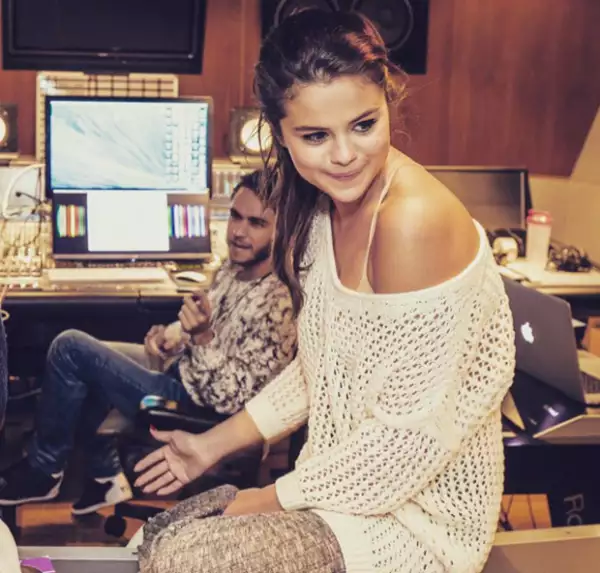 Selena parece disfrutar hacer música con Zedd. Él publicó esta imagen juntos en el estudio.