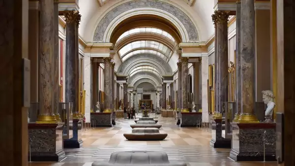 Ala Denon del Louvre en París tras una fuga de agua que afectó un techo histórico.
