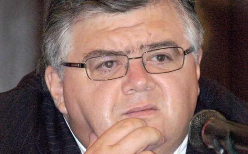 El secretario de Hacienda Agustín Carstens informó que la inversión caerá 30%, además, el gasto para el próximo año será menor al de 2009, ante la caída de los ingresos públicos.