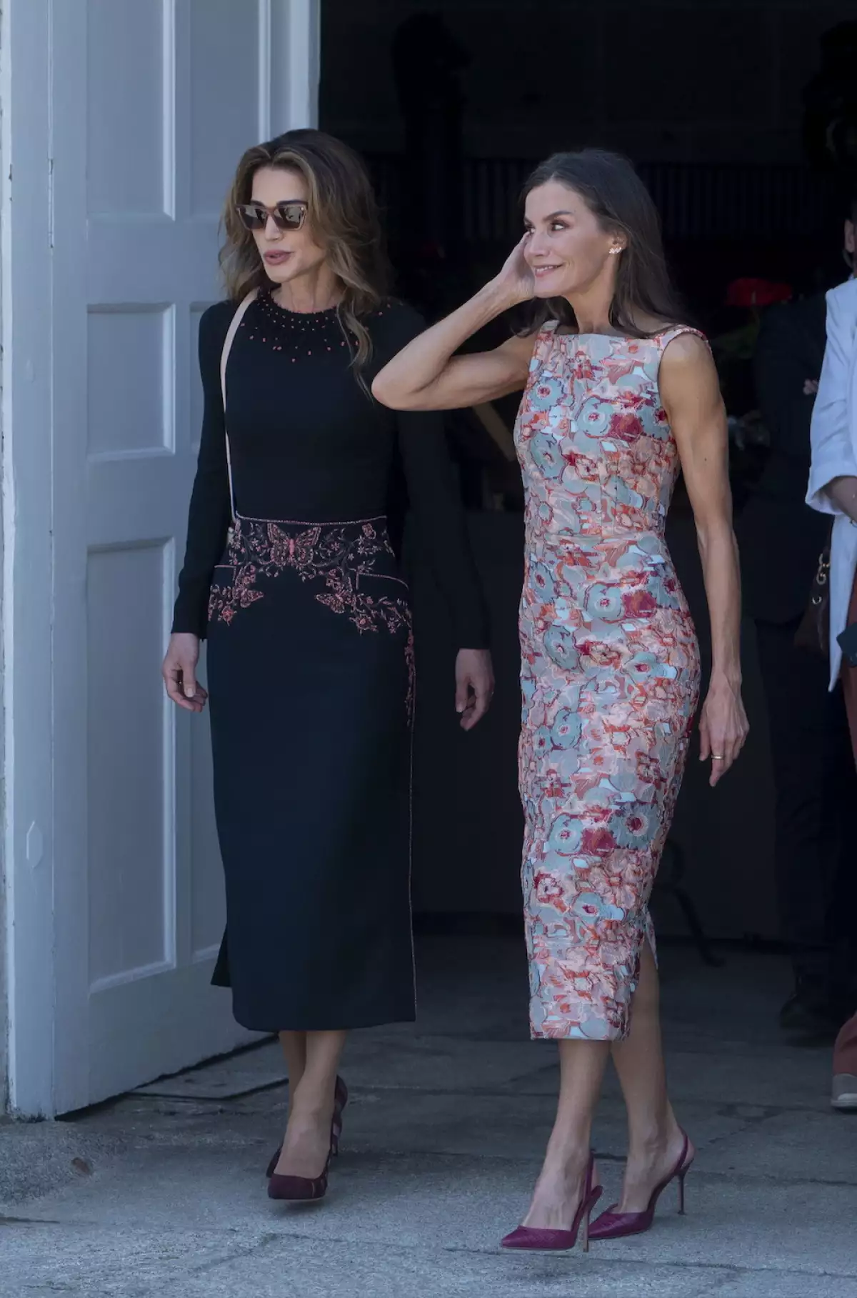 Rania de Jordania con vestido negro y Letizia con vestido floreado en Madrid. 