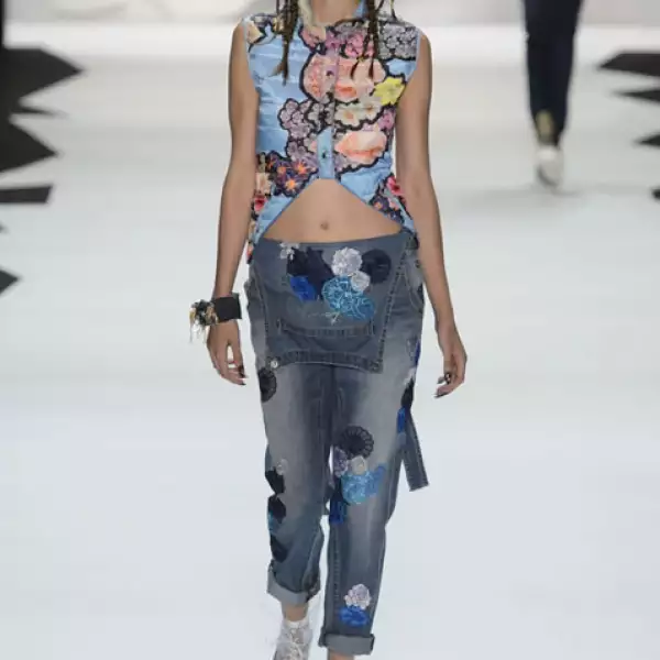 Chaleco floral y overoles bordados con botines de PVC.