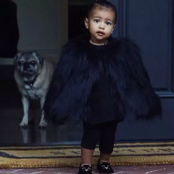 La hija de Kim Kardashian y Kanye West se está convirtiendo en una niña amante de la moda.