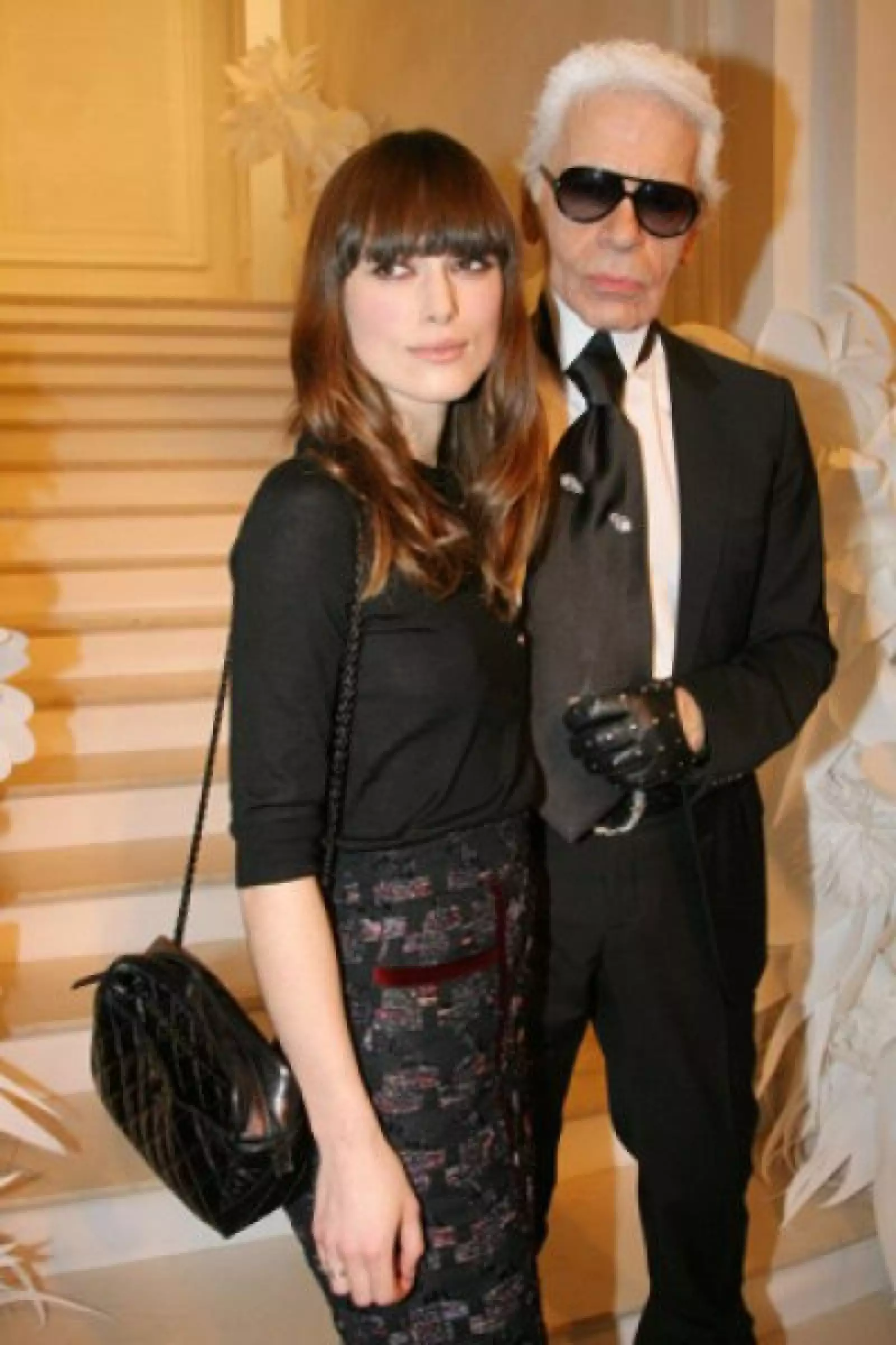 Keira Knightley y Karl Lagerfeld en el desfile por la presentacion de la coleccion Chanel Primavera-Verano 2009.