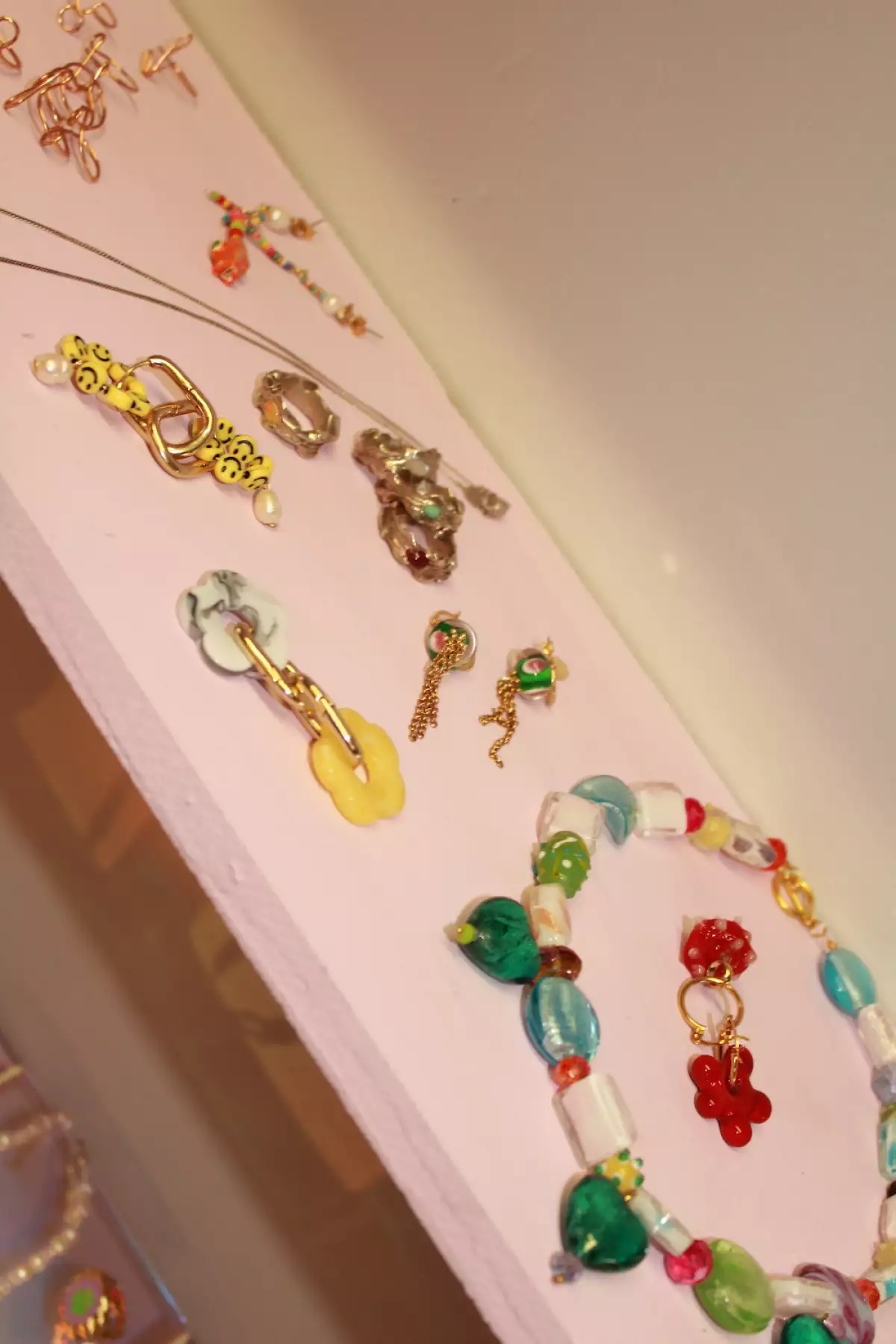 Diversos accesorios para mujer de diseño mexicano. 