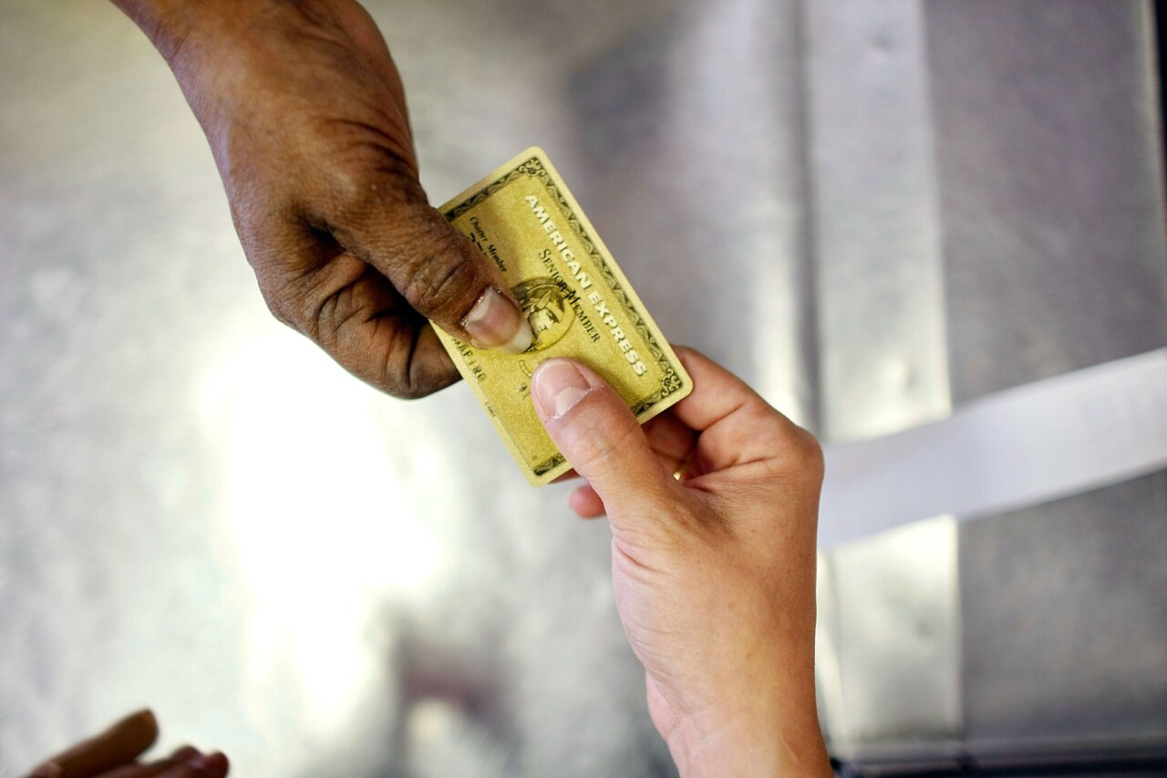 Trump quiere bajar tasa de tarjetas de crédito para ganar votantes, pero los clientes pierden