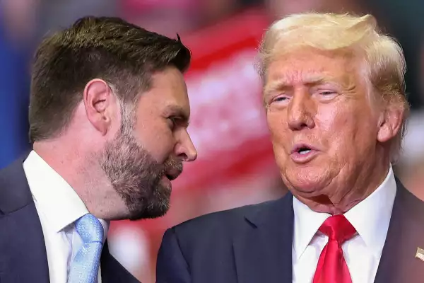 El candidato presidencial republicano y expresidente de los Estados Unidos, Donald Trump, está con el candidato republicano a la vicepresidencia, el senador estadounidense J.D. Vance (R-OH), mientras celebra un mitin por primera vez con su compañero de fórmula, en Grand Rapids, Michigan, EE. UU., 20 de julio de 2024.
