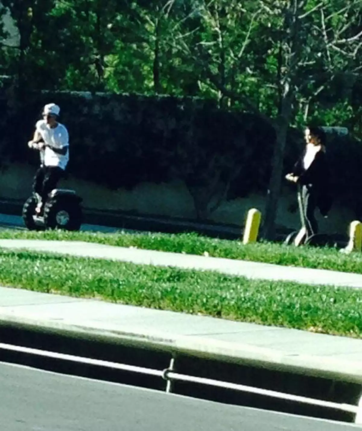 Justin iba delante de Selena, quien lucía muy feliz.