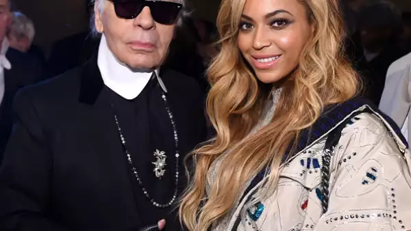 Beyoncé asistió al evento, en donde no perdió oportunidad de saludar a Karl Lagerfeld.