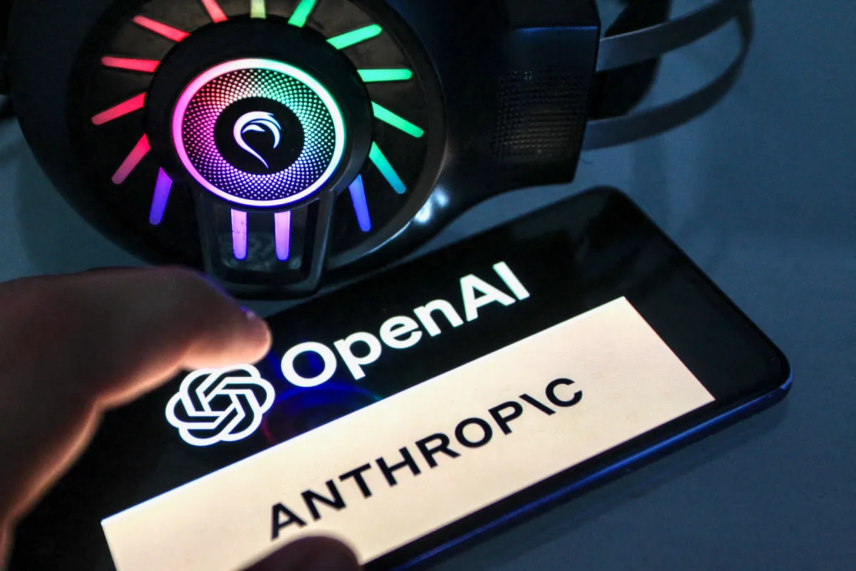 Un teléfono muestra el logo de OpenAI y de Anthropic en una pantalla dividida simbolizando la rivalidad e implicaciones de ambas firmas.