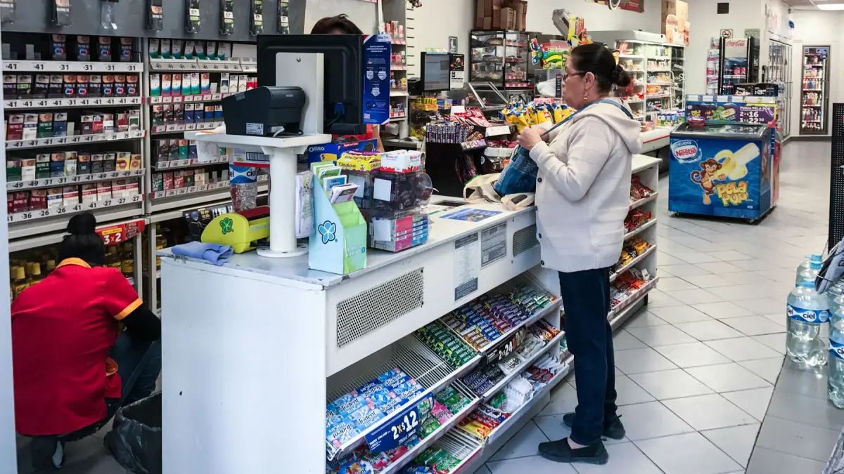 Ni Oxxo ni Walmart se salvan: la incertidumbre desacelera el gasto en tienda