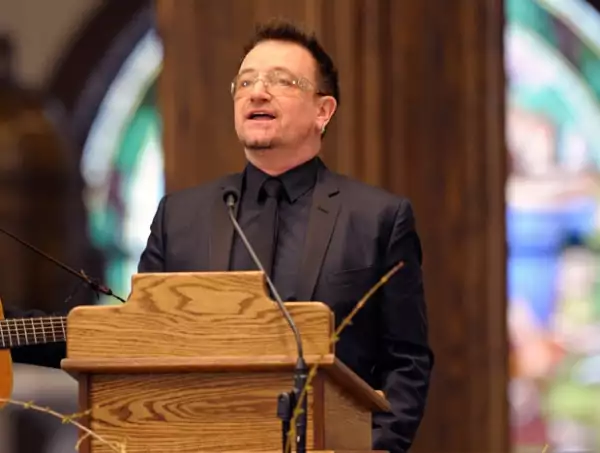 Bono honró al suegro del ex gobernador de California.