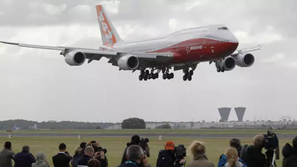 La aeronave aterriza en el aeropuerto de Le Bourget, en vísperas de la exposición que arrancó este lunes. Se trata del avión de pasajeros más largo del mundo y tiene 51 asientos, más que el modelo 747.