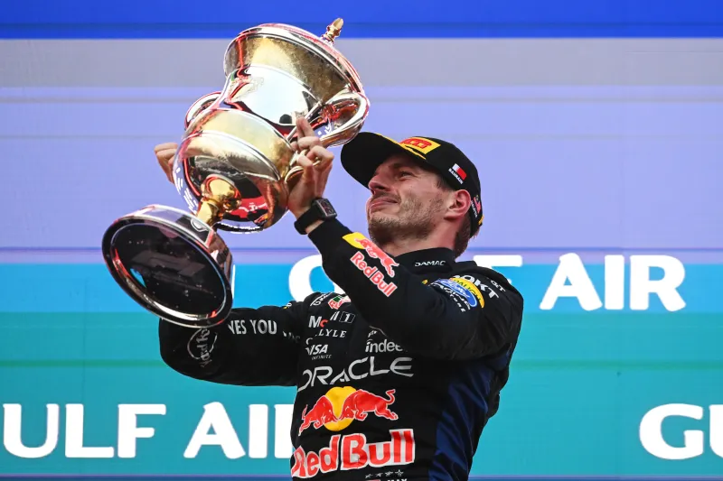 En medio del caos, Verstappen gana el GP de Bahréin, su primera vez en lo más alto del podio este 2026