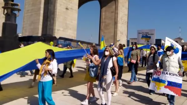 ucranianos en monumento.jpeg