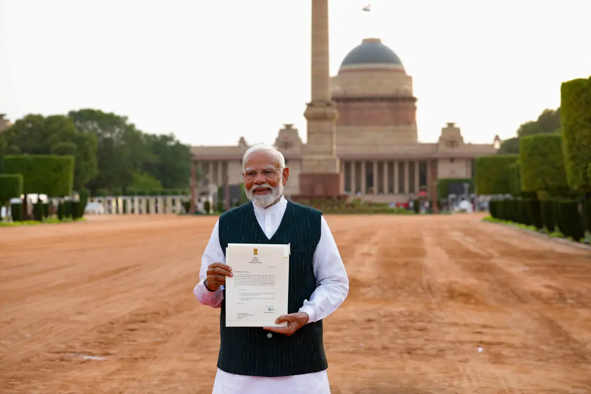 El primer ministro de la India, Narendra Modi, muestra a los medios de comunicación una carta que recibió del presidente de la India, Droupadi Murmu, invitándolo a formar un nuevo gobierno después de reunirse con ella en el Palacio Presidencial de Nueva Delhi, India, el 7 de junio de 2024.