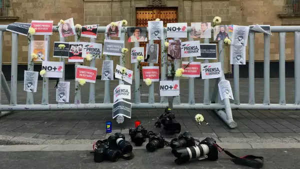 (Memorial de periodistas asesinados sobre las vallas que rodean Palacio Nacional)