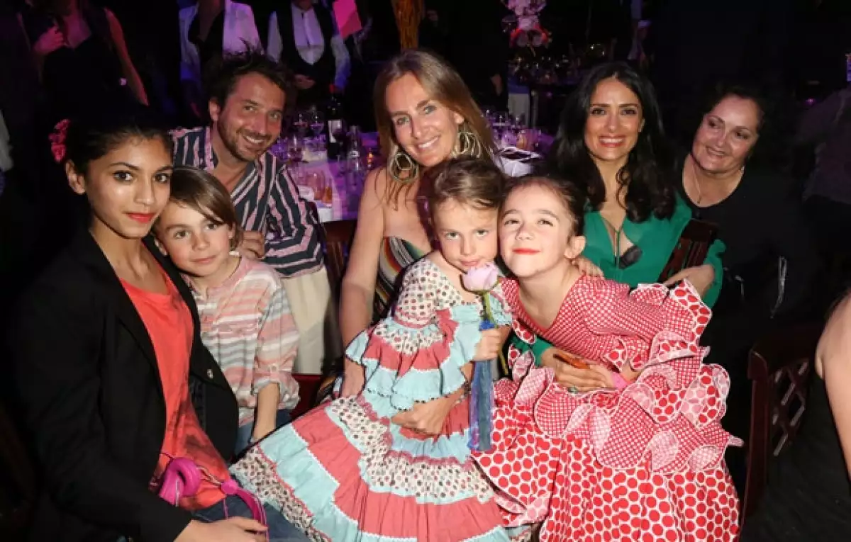 Salma posando con su hija, su madre Diana Jiménez (extrema derecha) y otro grupo de invitados.