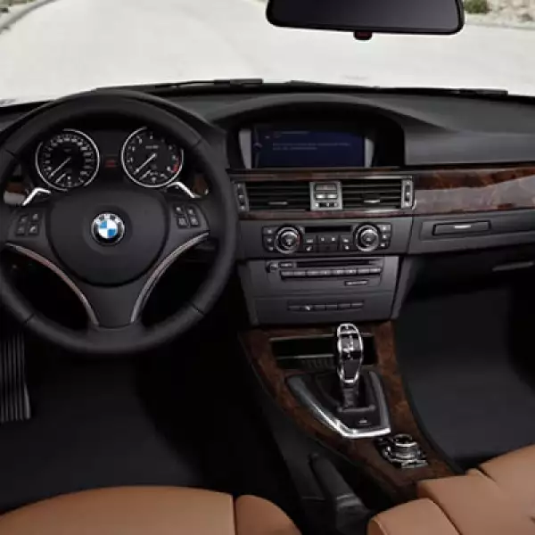 El modelo BMW 318i posee un motor de gasolina de cuatro cilindros, de 143 caballos de fuerza (105 kW).