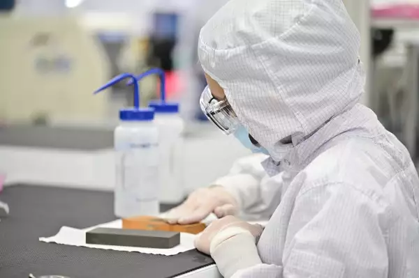 Trabajadores de Intel en medio de una revisión.