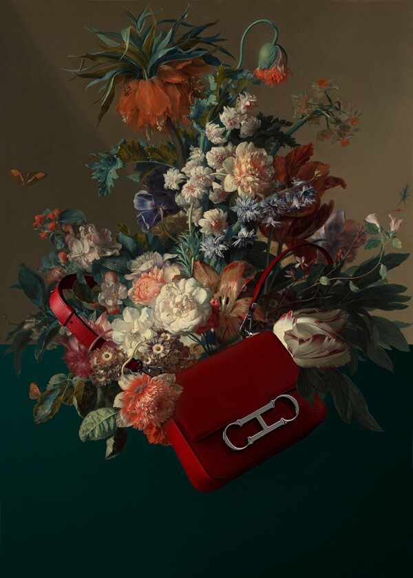 Foto: Carolina Herrera; bolso Initials Insignia en bodegón con flores de Jan van Huysum, 1723