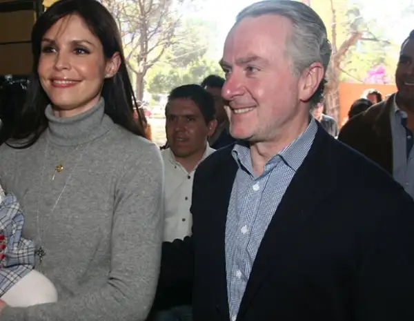 A pesar de que Paulina Velasco es 23 años menor que Santiago Creel han formado una familia hermosa junto con sus hijas Paulina y, la recién nacida, Miranda.
