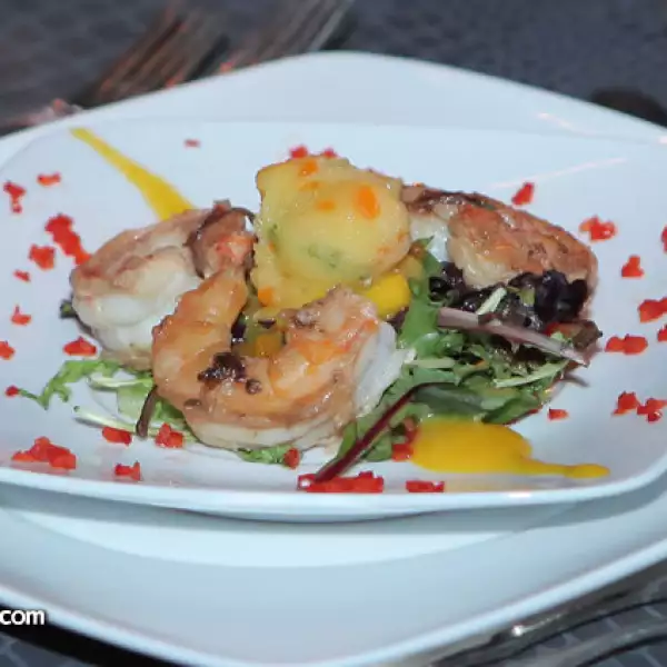 Ensalada de lechugas mixtas con mango y camarones marinados con Tequila Añejo