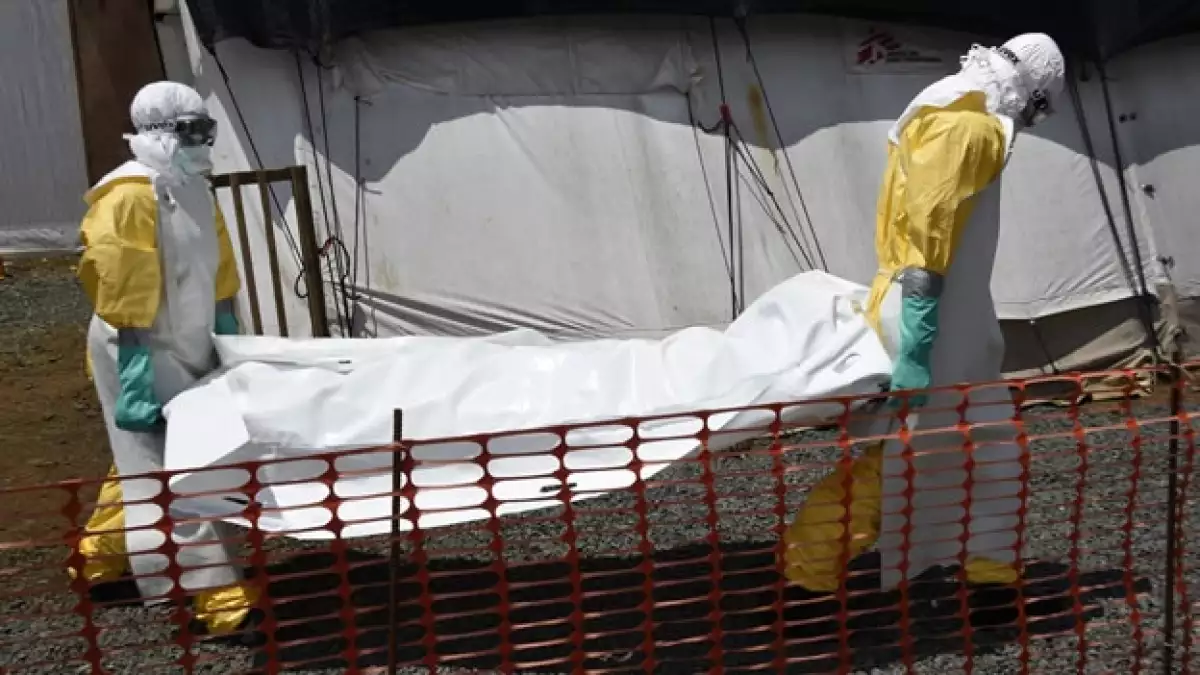Personal médico traslada a una víctima del ébola en Monrovia, Liberia; el virus mortal continúa cobrando vidas