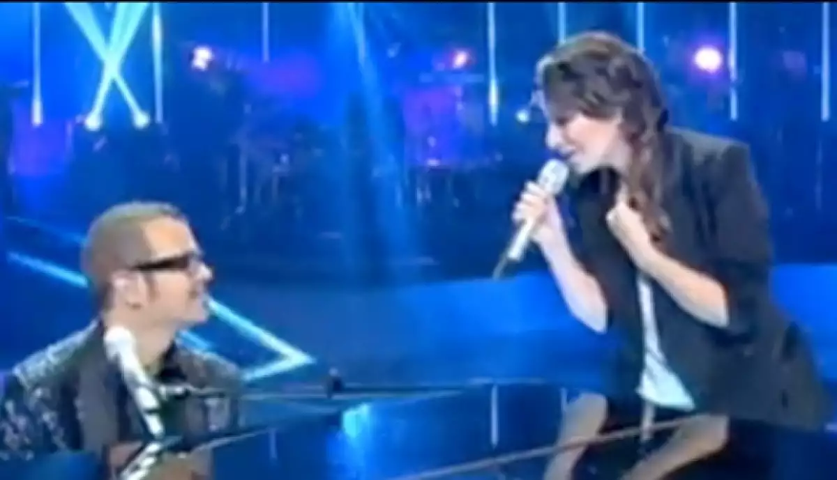 La intérprete italiana cantó a dueto con Syntek.