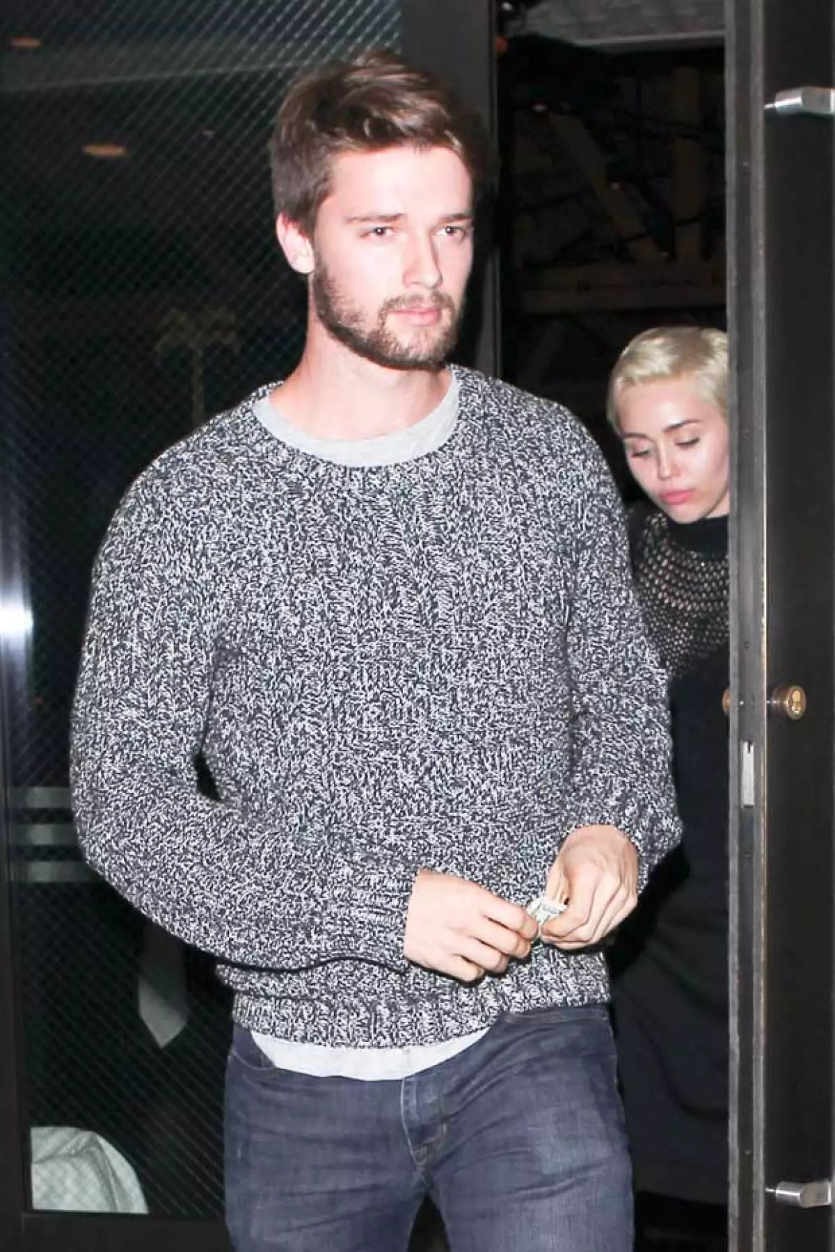 Patrick por otro lado, lucía bastante casual y relajado, aunque en el fondo sepa que su madre no está del todo de acuerdo con su relación con Miley.