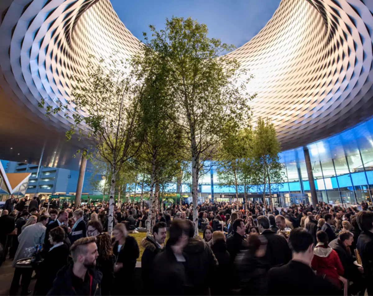 El edificio que alberga a la feria fue remodelado en 2013 por la firma de arquitectos Herzog & de Meuron.