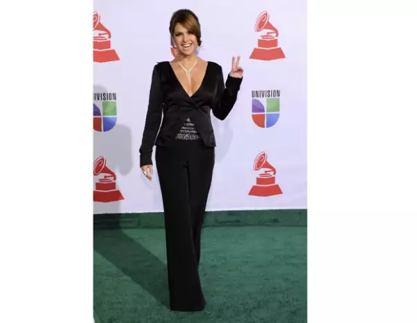 A lo largo de la noche Lucero ha utilizado tres cambios de ropa, contado este discreto atuendo color negro, con el que estilizó aún más su figura.