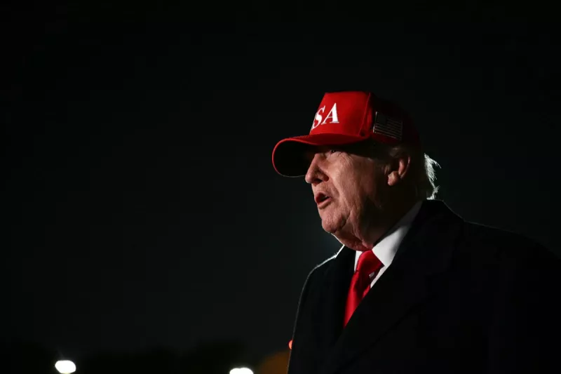 El presidente de los Estados Unidos, Donald Trump, habla a la prensa al llegar a la Base Conjunta Andrews en Maryland el 12 de abril de 2026. Trump está regresando a Washington, DC, después de asistir a un evento de UFC y pasar el fin de semana en su complejo Trump National Doral Miami