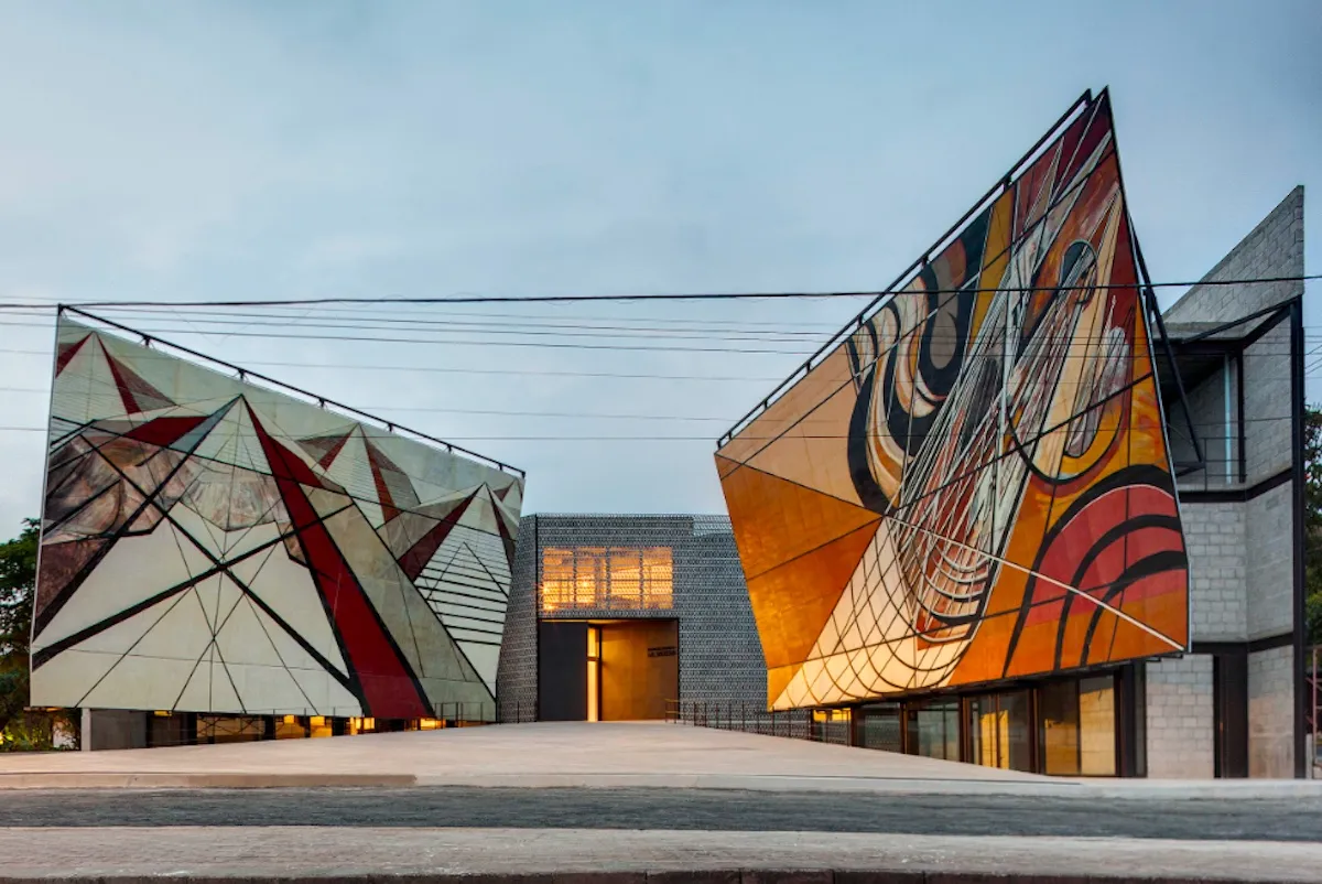 Vista principal de La tallera, proyecto arquitectónico de Frida Escobedo. 