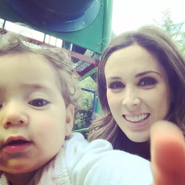 Jacky Bracamontes en una tierna selfie con su hija Jacky.