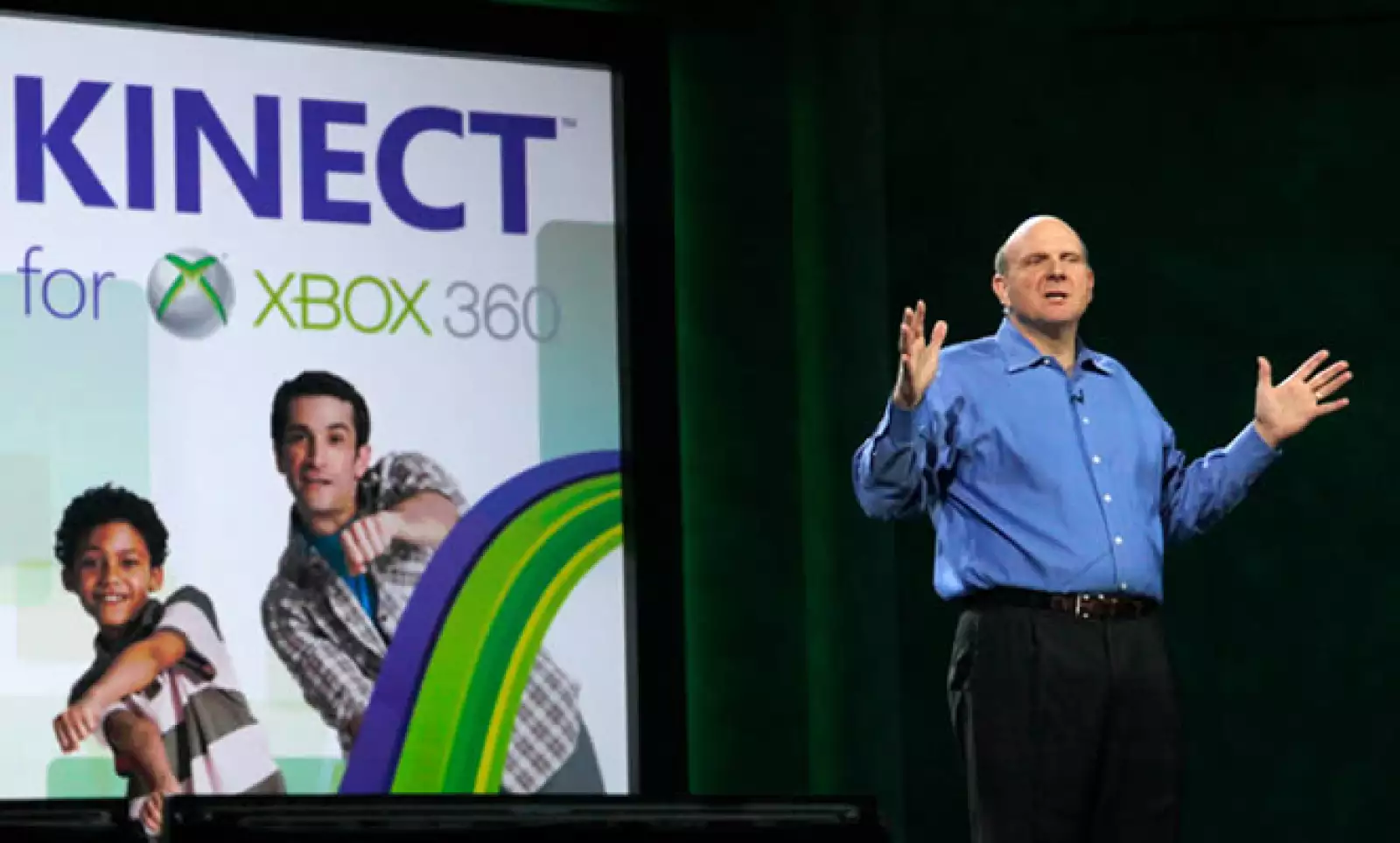 Steve Ballmer, CEO de Microsoft, da una conferencia previa al inicio formal del CES, en la que anunció que se han vendido más de 8 millones de unidades de Kinect.