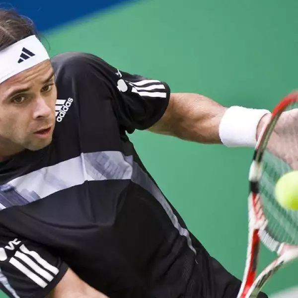 Comenzó a jugar en el Club de Tenis de la Reina en Chile desde muy chico.