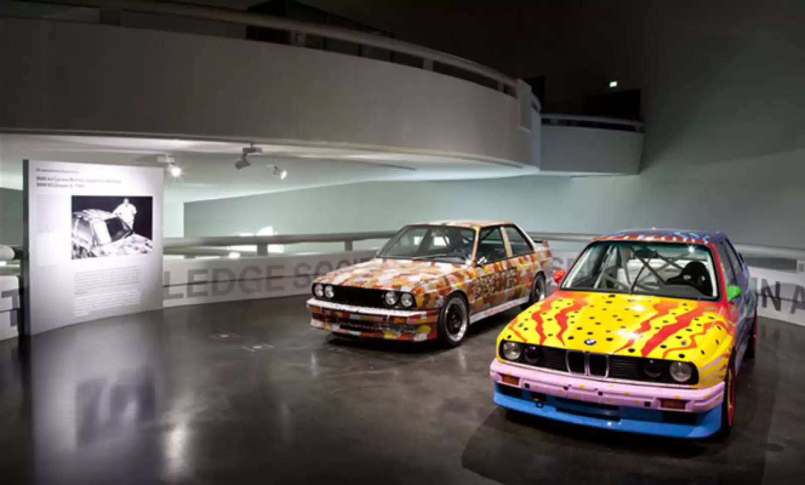 Es la primera vez que se expone en un mismo recinto la colección completa de estos automóviles, con la inclusión del más reciente modelo, producto de la imaginación del artista Jeff Koons.