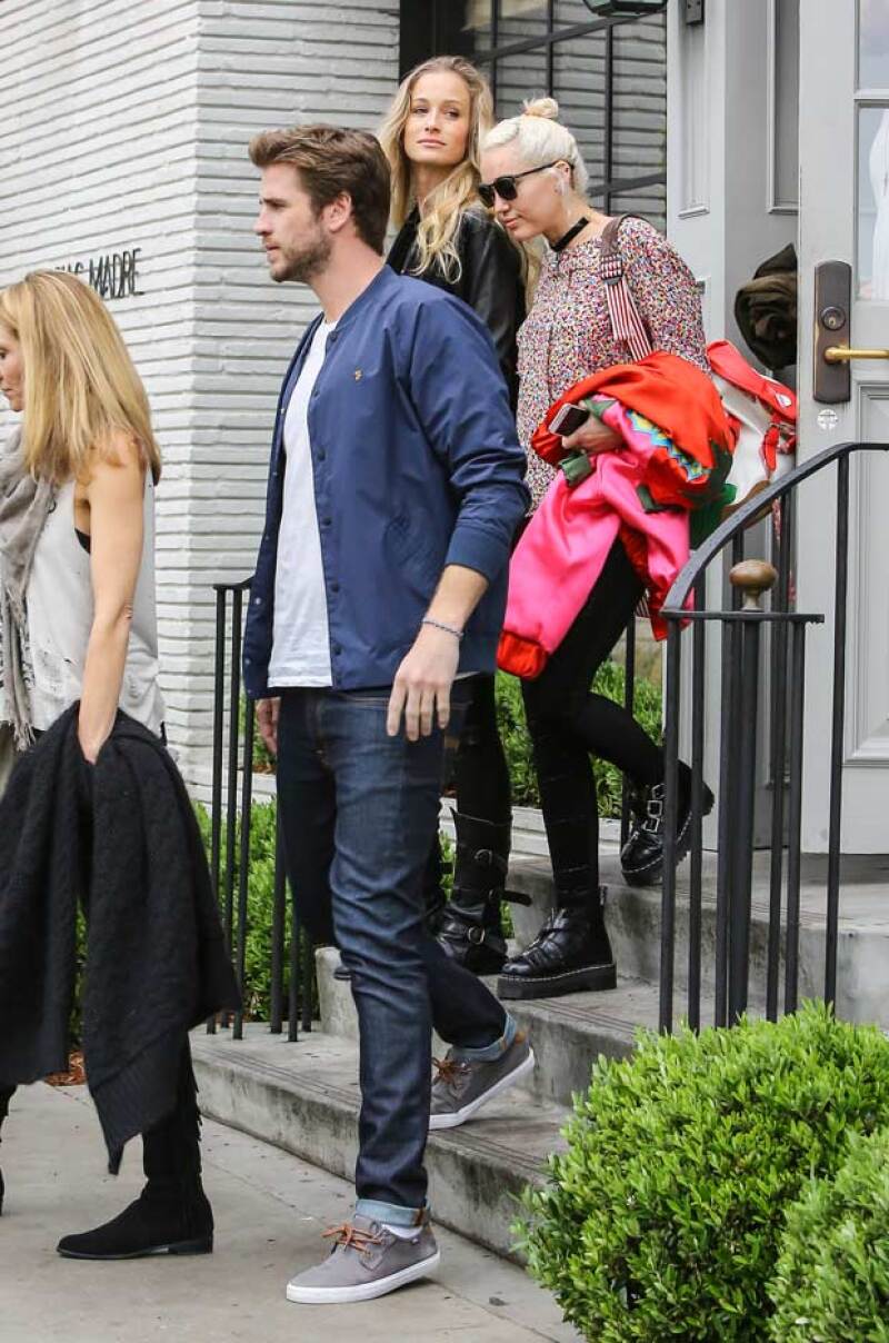 Miley y Liam fueron captados saliendo juntos del restaurante Gracias Madre, en West Hollywood, donde estuvieron con la familia de él.